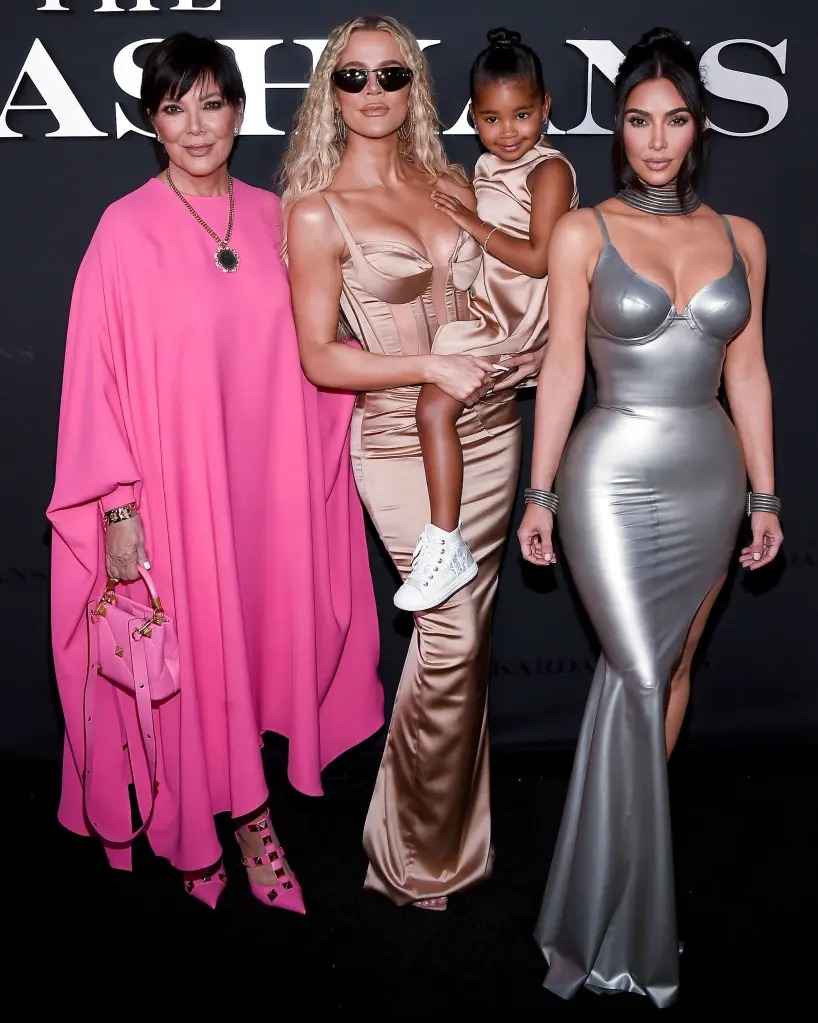 10 bộ trang phục đẹp nhất: Không một ai có phong cách đồ đôi 'mẹ và con' như gia đình Kardashian - Ảnh 7